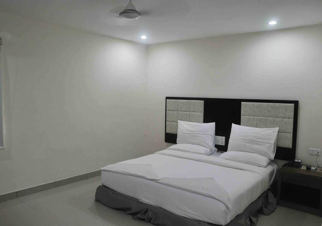 Hotel At Home Suites , Gachibowli, Hyderabad Eksteriør bilde