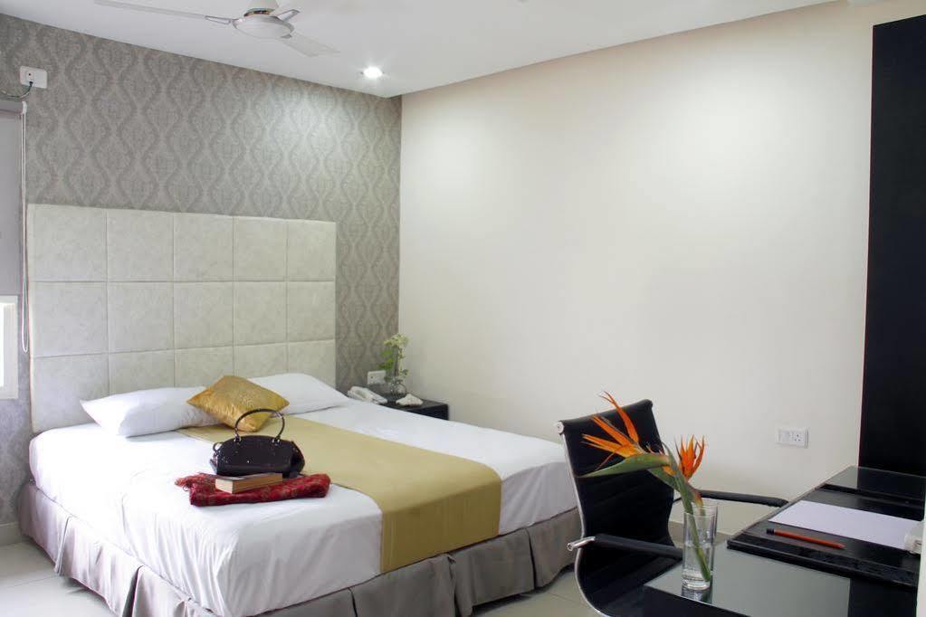 Hotel At Home Suites , Gachibowli, Hyderabad Eksteriør bilde