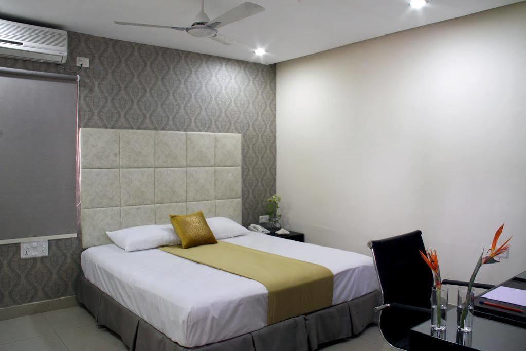 Hotel At Home Suites , Gachibowli, Hyderabad Eksteriør bilde